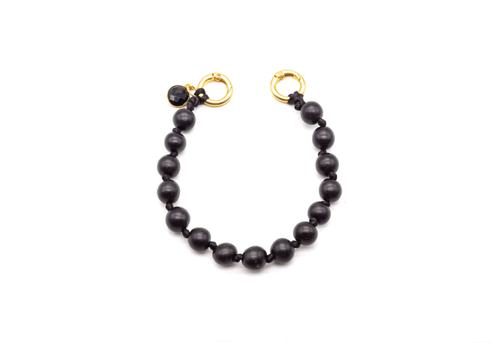 Kurzer Phone Strap aus geflochtenem Nylon mit schwarzen Holzperlen, Onyx-Anhänger und goldfarbenen Ringen