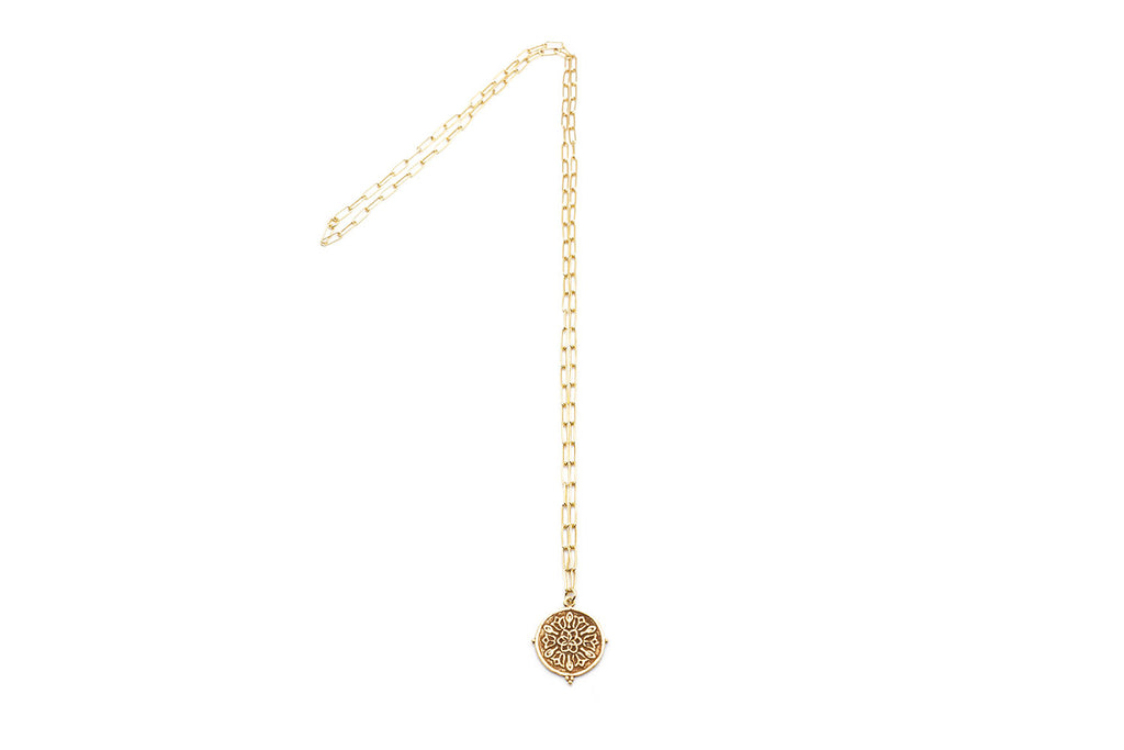 Vergoldete Gliederkette mit rundem Münzanhänger mit Blütenornament, ca. 55 cm