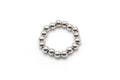 Elastischer Ring aus glänzenden 4-mm-Perlen aus Sterlingsilber, freigestellt vor hellem Hintergrund