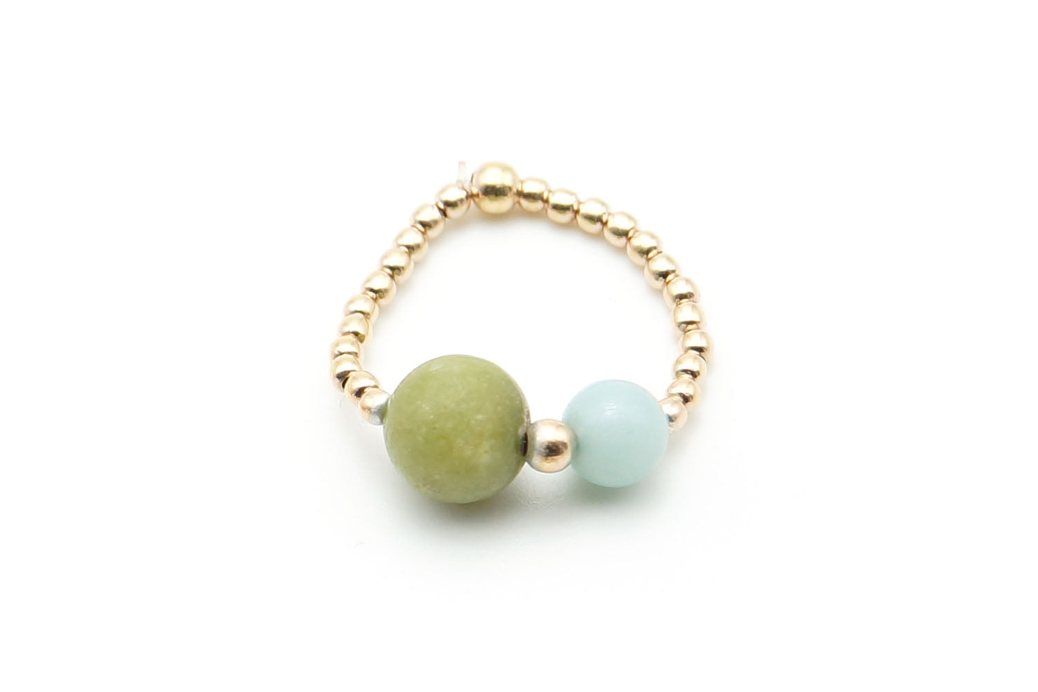 Elastik-Ring aus vergoldeten Perlen mit grüner Jade und hellblauem Amazonit, freigestellt