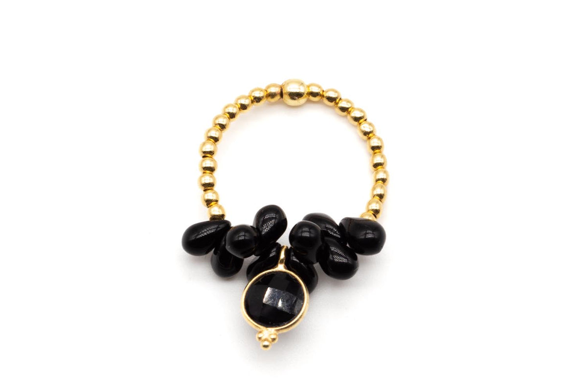 Ring aus vergoldeten Perlen auf Elastikband mit schwarzen Onyx-Tropfen und rundem, gefasstem Onyx-Anhänger
